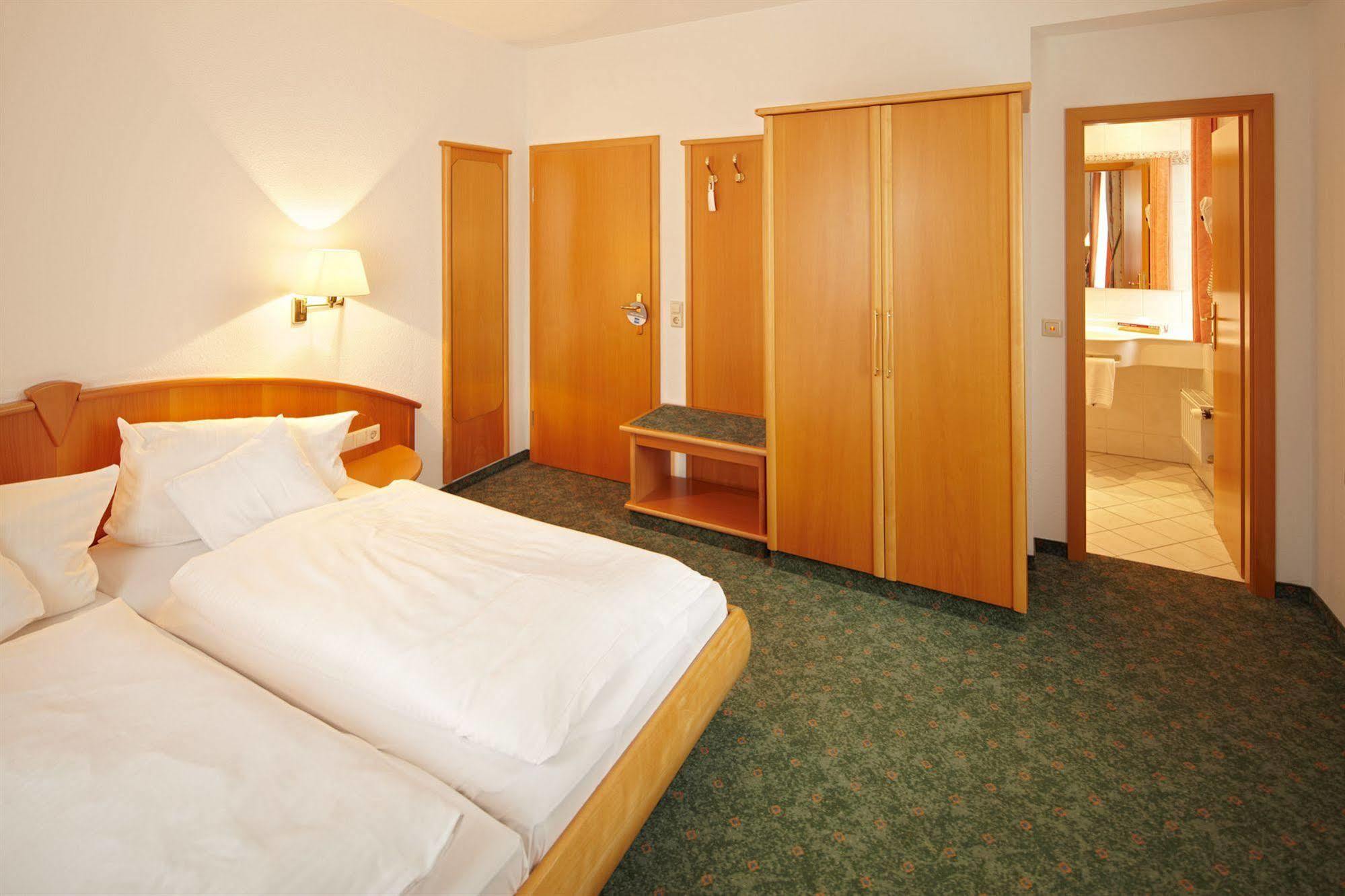 Hotel Zum Hirsch Wertingen Exterior foto