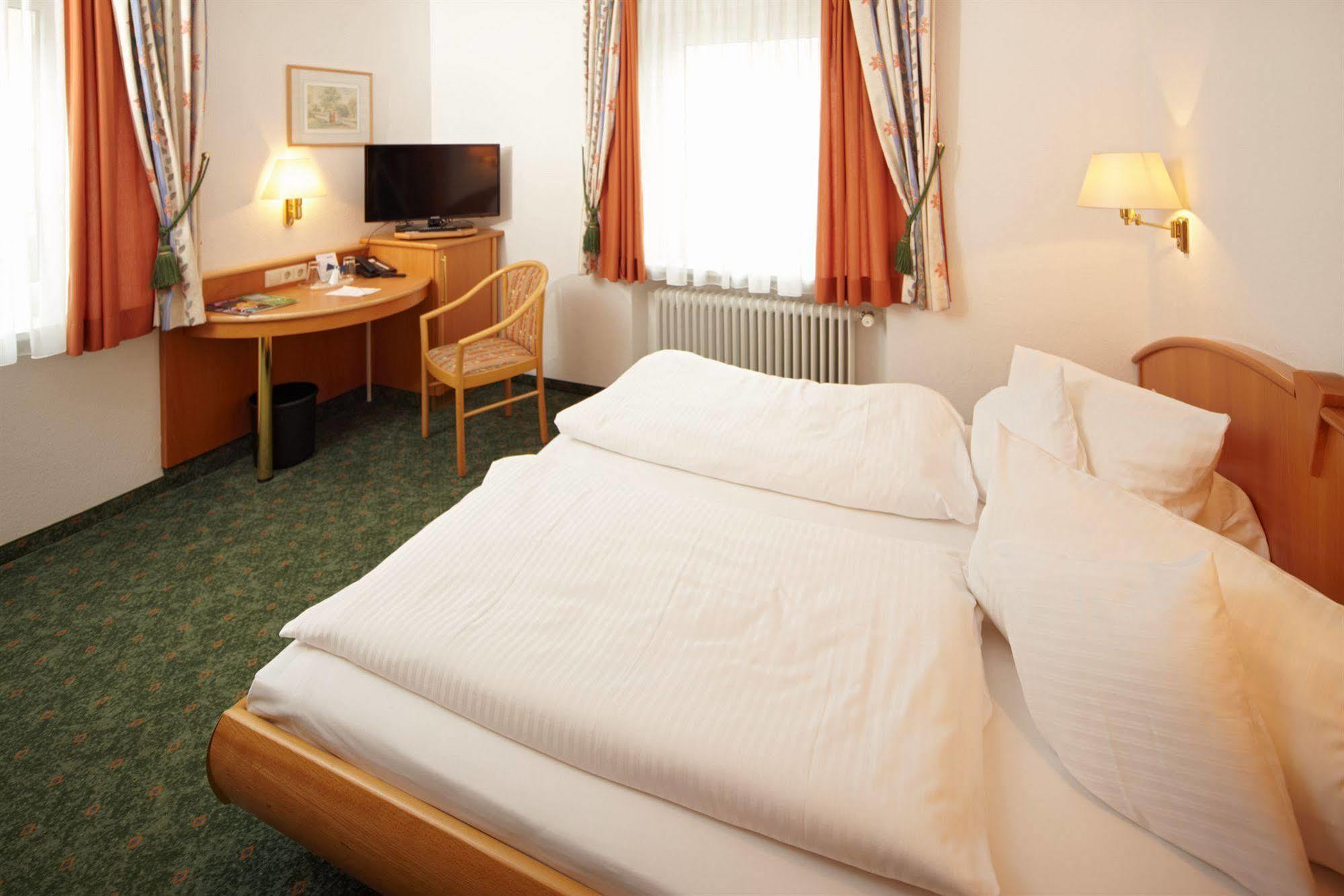 Hotel Zum Hirsch Wertingen Exterior foto